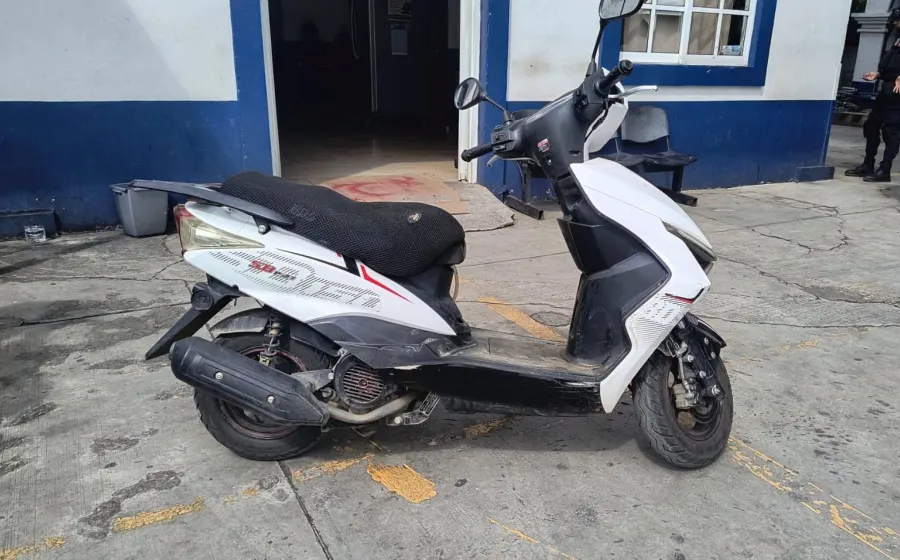 Policía Municipal asegura motocicleta con reporte de robo en San Martín Mexicapam 