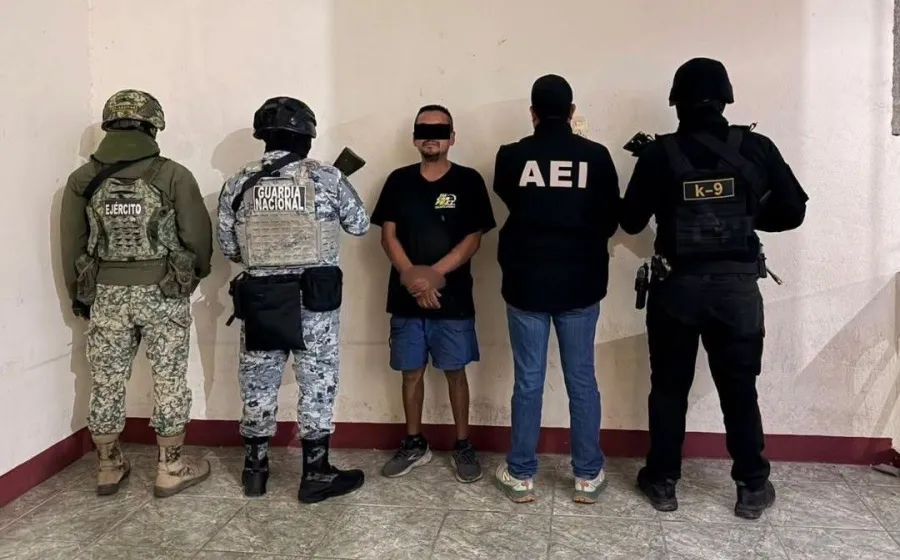 FGEO ejecuta cateo en Valles Centrales; asegura vehículo con reporte de robo, arma de fuego, cartuchos y detiene a una persona
