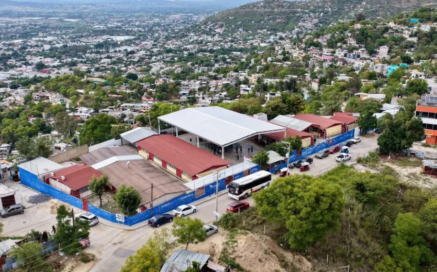 Ray Chagoya entrega nueva aula en primaria de Santa Rosa Panzacola
