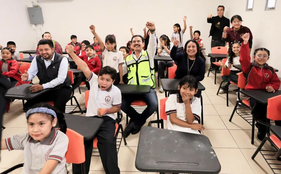 Ray Chagoya entrega aula de medios rehabilitada y equipada en beneficio de estudiantes de primaria