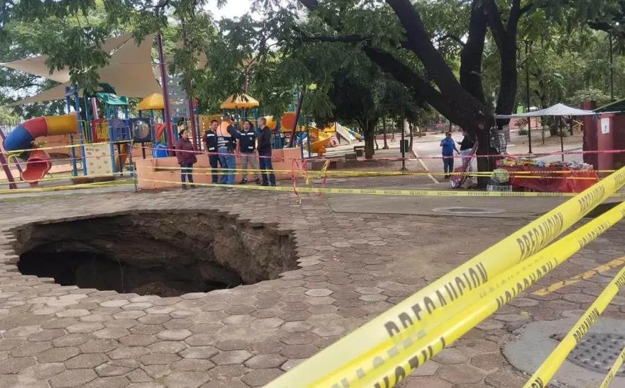 Se forma socavón en la zona del Parque del Amor