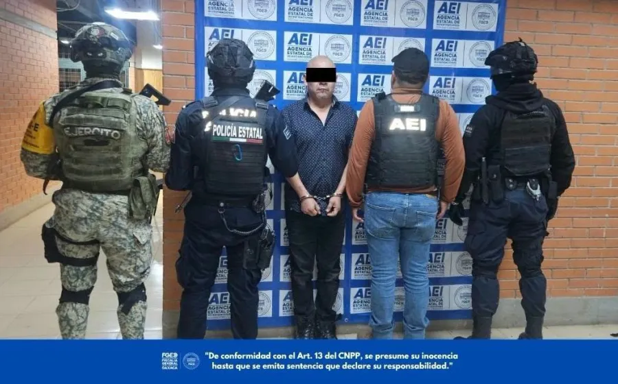 Ejecuta Fiscalía de Oaxaca orden de aprehensión contra conductor de taxi por homicidio en Huajuapan; el imputado fue trasladado a la capital