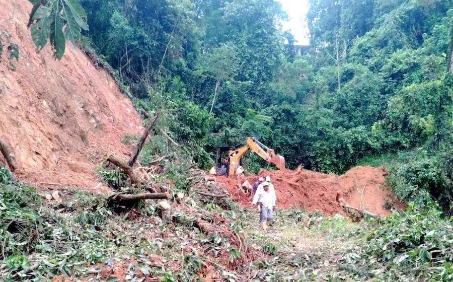 Fuerza operativa del Gobierno estatal libera caminos afectados por lluvias