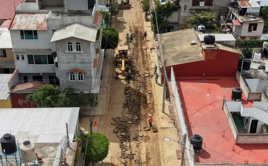 Ray Chagoya da banderazo de inicio a la rehabilitación de la calle Tuxtepec en la colonia Siete Regiones