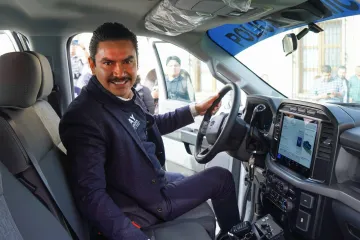 Ray Chagoya entrega vehículos y motos a policías de la capital