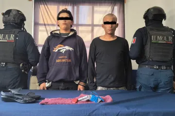 Policías municipales detienen a dos personas en posesión de un arma de fuego hechiza y una navaja
