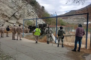 Protección Civil continúa con trabajos de recuperación del tractocamión en la presa Benito Juárez