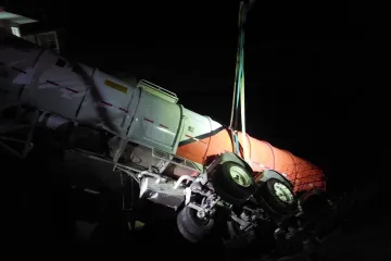 Logran rescatar tractocamión de la presa Benito Juárez