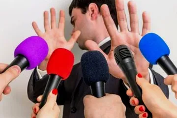 Entre políticos y periodistas / ERNESTO REYES