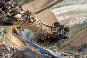 Atiende Protección Civil accidente de pipa en la presa Benito Juárez de Jalapa del Marqués