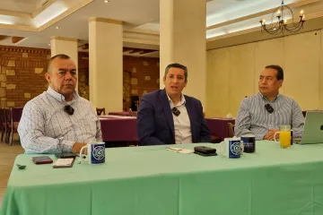 Este viernes en el Desayunando con… a través de Frecuencia Informativa 24/60 estuvo en entrevista el fiscal del estado de Oaxaca, Bernardo Rodríguez Alamilla.   Con Pastor Matías Arrazola, Mario Jiménez Leyva y el auditorio de esta plataforma informativa indicó que la Fiscalía está trabajando en temas como los recientes hechos en la zona de los Coatlanes, donde dos comunidades por problemas internos se enfrentaron y resultó en seis personas fallecidas y varios heridos, por lo que se está investigando para d