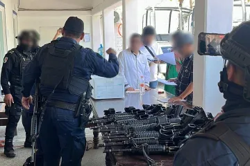 Realizan cateo y aseguran armas de la Policía Municipal de Huatulco, investigaciones por desaparición y homicidio de cinco personas originarias de Tlaxcala