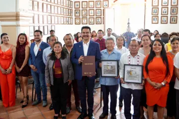 Entrega Municipio de Oaxaca de Juárez distinción "Llaves de la Ciudad" a activistas migrantes
