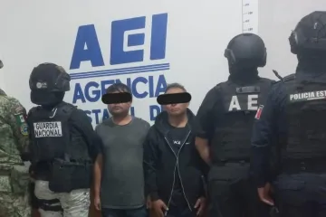 Durante cateo en Teotitlán detienen a 2 personas y aseguran dosis de drogas