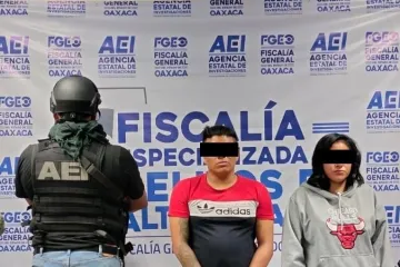  Fiscalía de Oaxaca detiene a dos personas por narcomenudeo durante cateo en Xoxocotlán