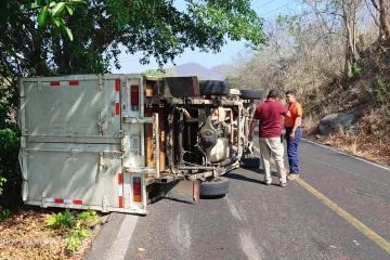 Vuelca camioneta en la Costa