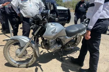 Policía Vial asegura a dos personas en El Tule con motocicleta robada y arma hechiza