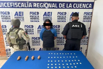 En Acatlán de Pérez Figueroa ejecutan cateo en una casa contra narcomenudeo; detienen a hombre y aseguran drogra