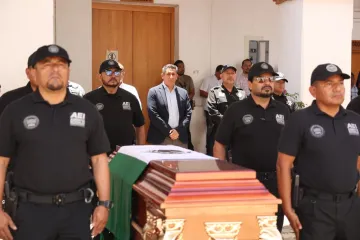 Fiscalía de Oaxaca rinde homenaje a Comandante de la AEI caído en el cumplimiento de su deber