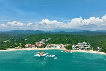 Obtiene Bahías de Huatulco certificación internacional para cuatro playas
