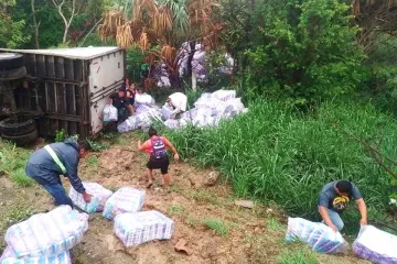 Víctima de rapiña trailer accidentado sobre La Ventosa - Matías Romero 