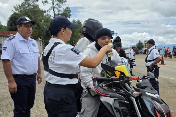 Refuerza Policía Vial Estatal acciones de concientización a motociclistas en la carretera Oaxaca-Ixtlán