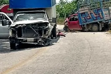 Chocan camionetas en carretera estatal 131 