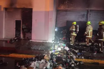Respecto al incendio ocurrido la madrugada de este viernes, 4 de julio de 2025, en el Centro de Juchitán de Zaragoza, la Fiscalía General del Estado de Oaxaca (FGEO) descartó que se trate de una agresión o ataque a este inmueble, luego de realizar los primeros peritajes y trabajos ministeriales.        En tanto que, la FGEO ya estableció contacto con la persona propietaria del local comercial localizado en la avenida Efraín R. Gómez, en el Centro de Juchitán, quien confirmó que no ha recibido ningún tipo de