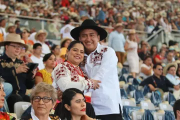 Nino Morales y esposa disfrutaron de la Guelaguetza 2025 