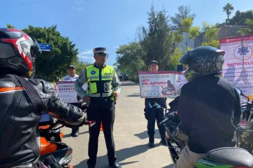 Promueve Policía Vial Estatal cultura de prevención y seguridad a motociclistas en la carretera Oaxaca-Ixtlán