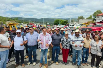 Camioneros piden que obra carretera en la Mixteca sea para locales