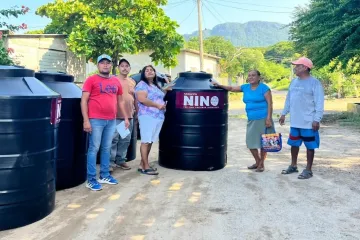Llega a Tehuantepec Fundación Nino a entregar tinacos 