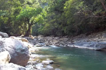 Sigue búsqueda de niña arrastrada por corriente del río Petlapa