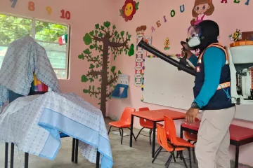 Más escuelas son beneficiadas con la Jornada de Sanitización contra el Virus Coxsackie en Juchitán 