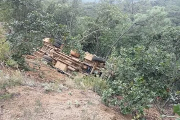 Reportan 29 personas lesionadas en volcadura de autobús en Santa María Peñoles