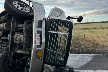 Vuelva trailer por fuerte viento en La Ventosa