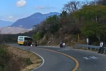 Por falle mecánica, se queda varado autobús en carretera de Asunción Lachixonase