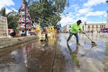 Refuerzan limpieza en el Centro Histórico con intervención en la Alameda de León