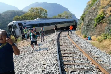 13 personas pierden la vida en accidente ferroviario 