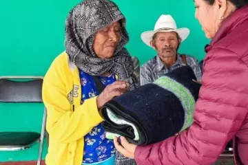 Tania Caballero entrega apoyos en San Miguel Piedras