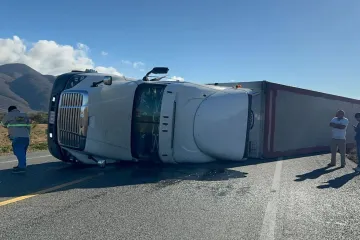 Evento de norte provoca volcaduras en la autopista 190 del Istmo; Protección Civil exhorta a extremar precauciones
