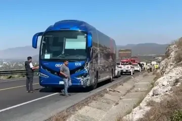 Camión de transporte de pasajeros sufre fuerte accidente en la Cuacnopalan–Oaxaca