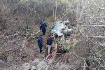 Presidente de Huatulco sufre accidente carretero, los tres ocupantes están lesionados