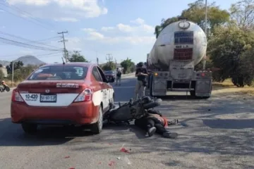 Fallece motociclista, embestido por pipa de gas y taxi 