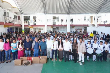 Fortalece Ayuntamiento de Santa Cruz Xoxocotlán equipamiento tecnológico en escuelas de nivel básico