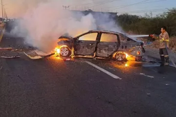 Choca su auto contra poste, se incendia