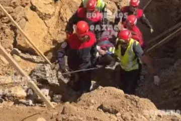 Bomberos salvan a hombre atrapado en derrumbe por obra de drenaje