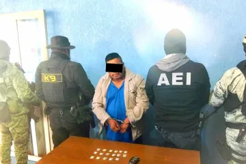 Cateo en punto de narcomenudeo en la Sierra Norte, detienen a una persona y aseguran dosis de droga