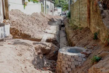 Gobierno juchiteco atiende drenaje en Camino Verde