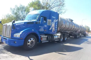 Asegura Policía Vial Estatal tráiler con reporte de robo y pipa sin permiso para transportar gas LP en Oaxaca  